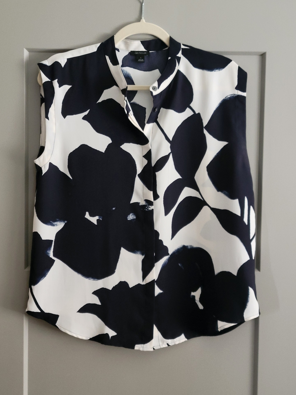 Ann Taylor Navy & Cream Bold Floral Sleeveless Blouse - Size Small